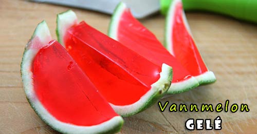 Fire skiver vannmelon med rød gelatin inne i skallet er anrettet på en treflate. Teksten "Vannmelon GELÉ" står nederst i høyre hjørne.