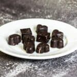 hjemmelaget sjokolade med kakaosmør og kakaomasse, hjerteformet