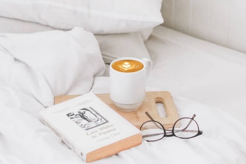 lese bok på senga, drikke kaffe, ta vare på deg selv
